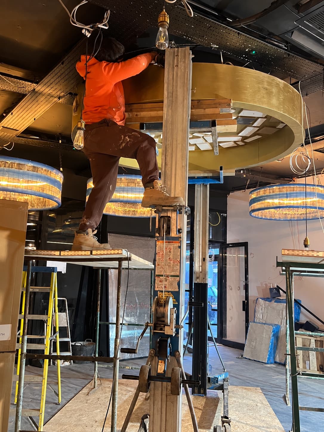 Lighting installation on a commercial fit-out