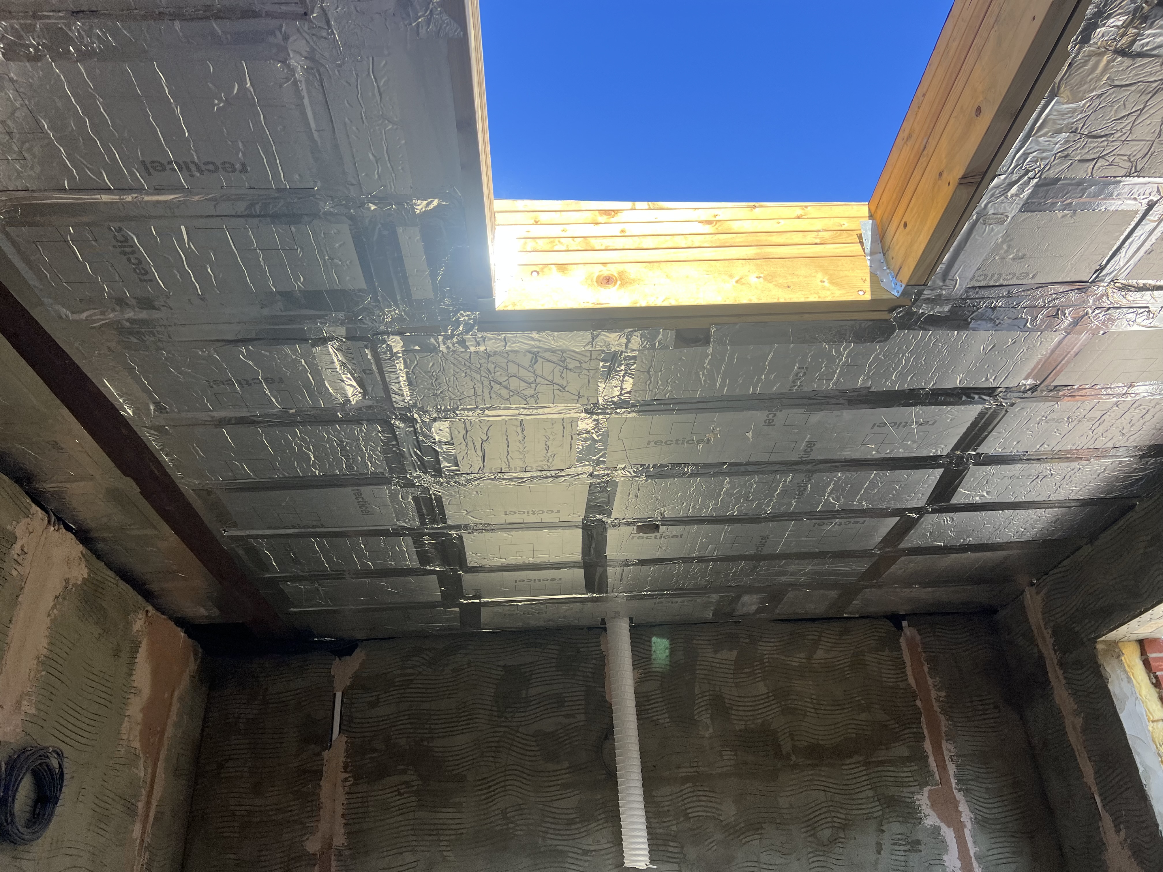 Insulated roof structure of the extension with a rooflight opening
